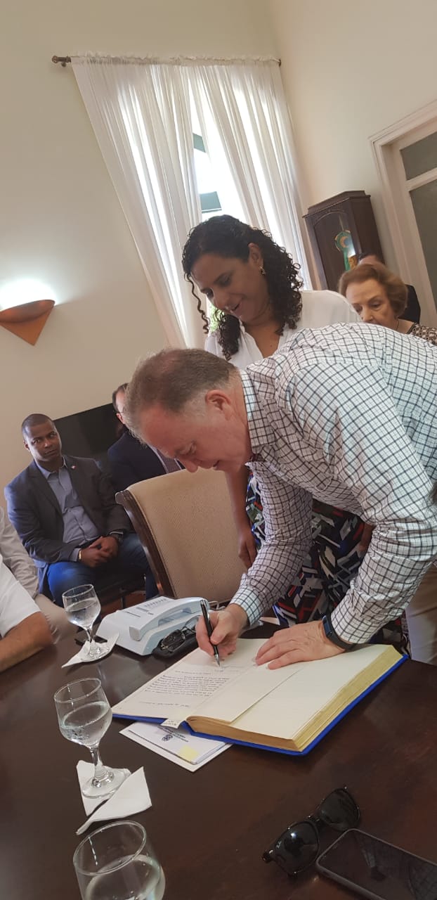 Governador reassume o cargo no Palácio Anchieta (Foto: Fabiana Tostes)