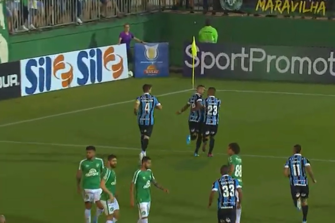 Jogadores do Grêmio comemoram gol da partida (Foto: Reprodução/ SporTV/ Premiere)