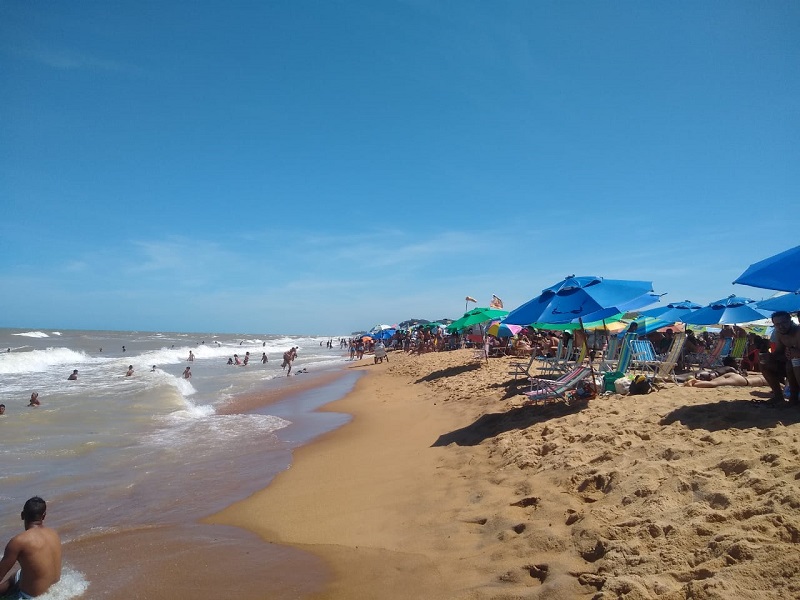 (Praia de Guriri ficou lotada neste domingo (10) - Foto: Mario Ferrari)