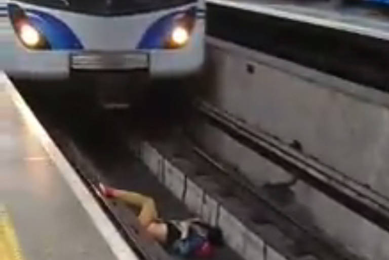 Um homem caiu nos trilhos do metrô na Estação São Joaquim, da Linha 1-Azul, na região central de São Paulo, na manhã do domingo (17). (Foto: Reprodução)