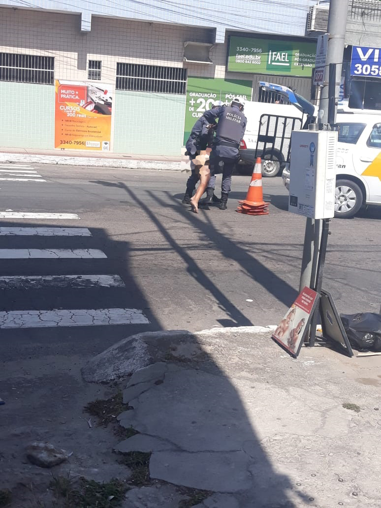 Policiais que passavam pelo bairro fizeram a abordagem (Foto: Enviada por WhatsApp )