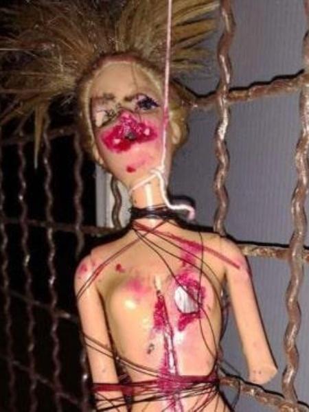 Boneca foi encontrada pela vítima no portão de casa. (Foto: Divulgação/Comarca de Tubarão)