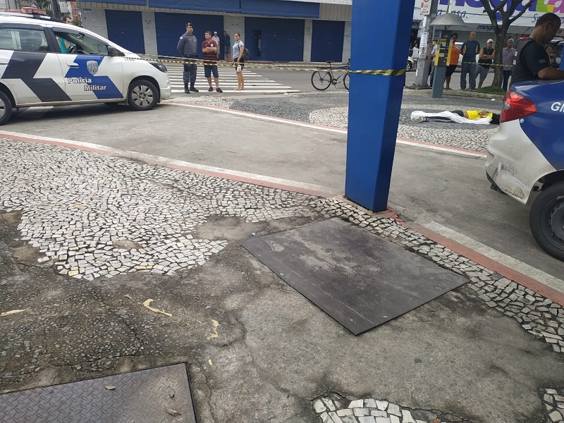 Corpo da vítima ficou caído próximo ao posto da Guarda Municipal. (Foto: Kananda Natielly)