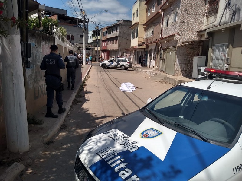 Homem foi morto no meio da rua Desembargador Ernesto Guimarães, em Santa Rita. (Foto: Fabio Nunes/AT)