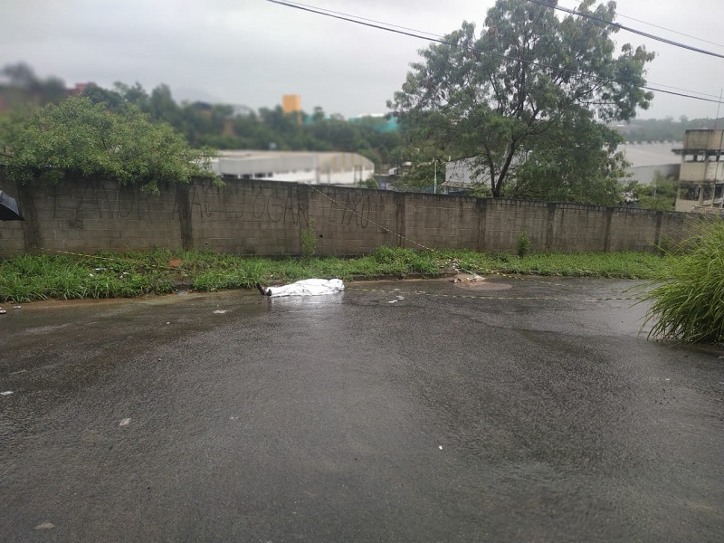 Corpo da vítima estava caído num ponto alagado da rua. (Foto: Kananda Natielly)
