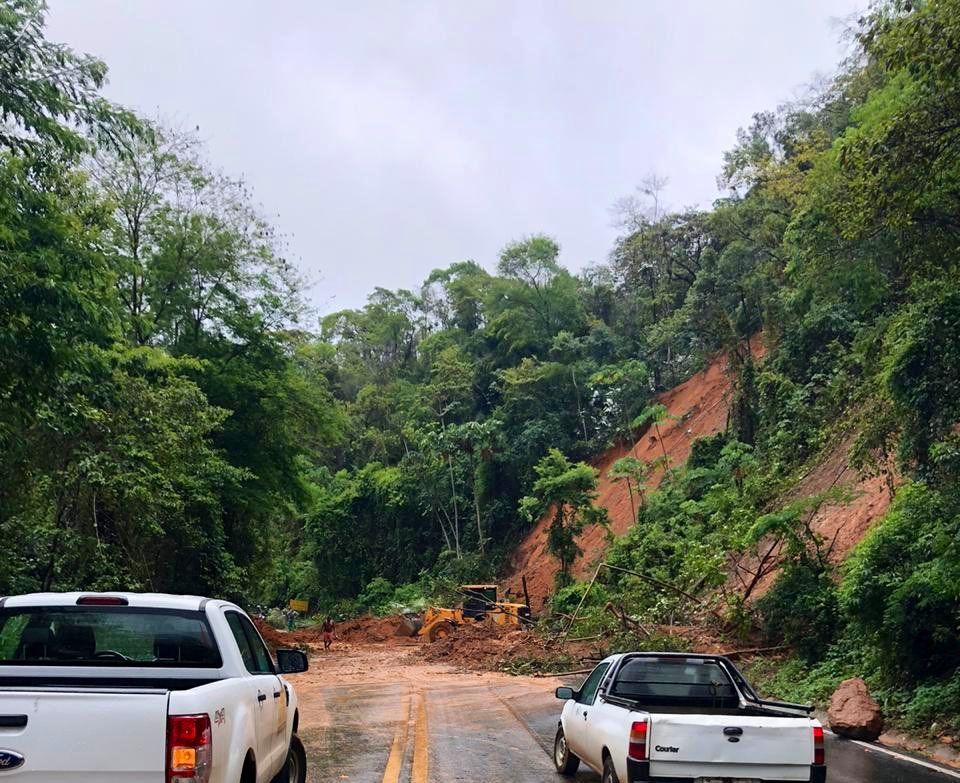 Na última quarta-feira, a rodovia foi interditada, após deslizamento de terra. (Foto: Divulgação/PRF)