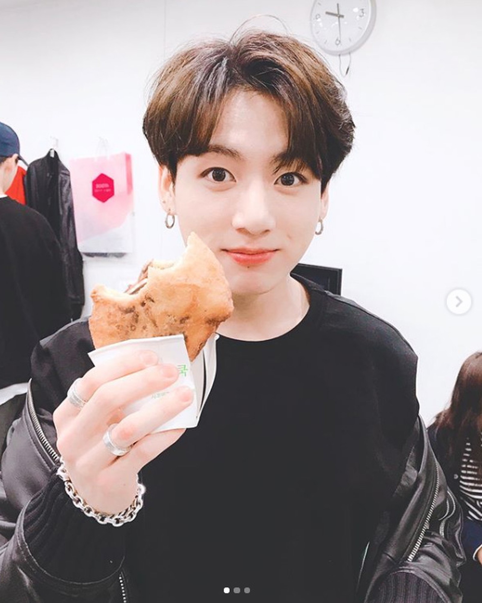Jungkook, astro do BTS, se envolveu em um acidente de carro no sábado (2). (Foto: Reprodução/Instagram)