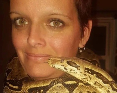 Laura com cobra enrolada no pescoço (Foto: Reprodução/Facebook)