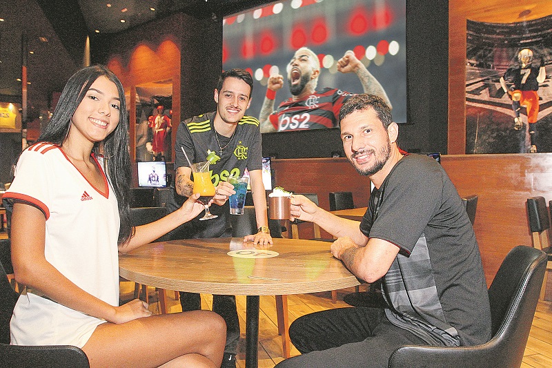 Os flamenguistas Deivsom Morgan, Armando Júnior e Luiza Braga estão confiantes com a vitória do Flamengo (Foto: Leone Iglesias/AT)