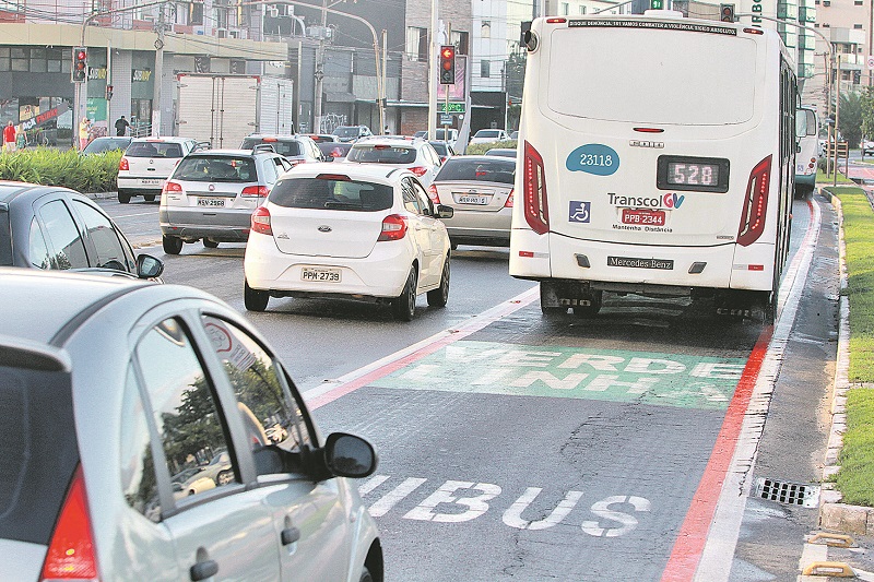 Ônibus e carro circulam pela Linha Verde, sentido Jardim Camburi, em Vitória: novas regras vão passar a valer (Foto: Leone Iglesias/ AT)