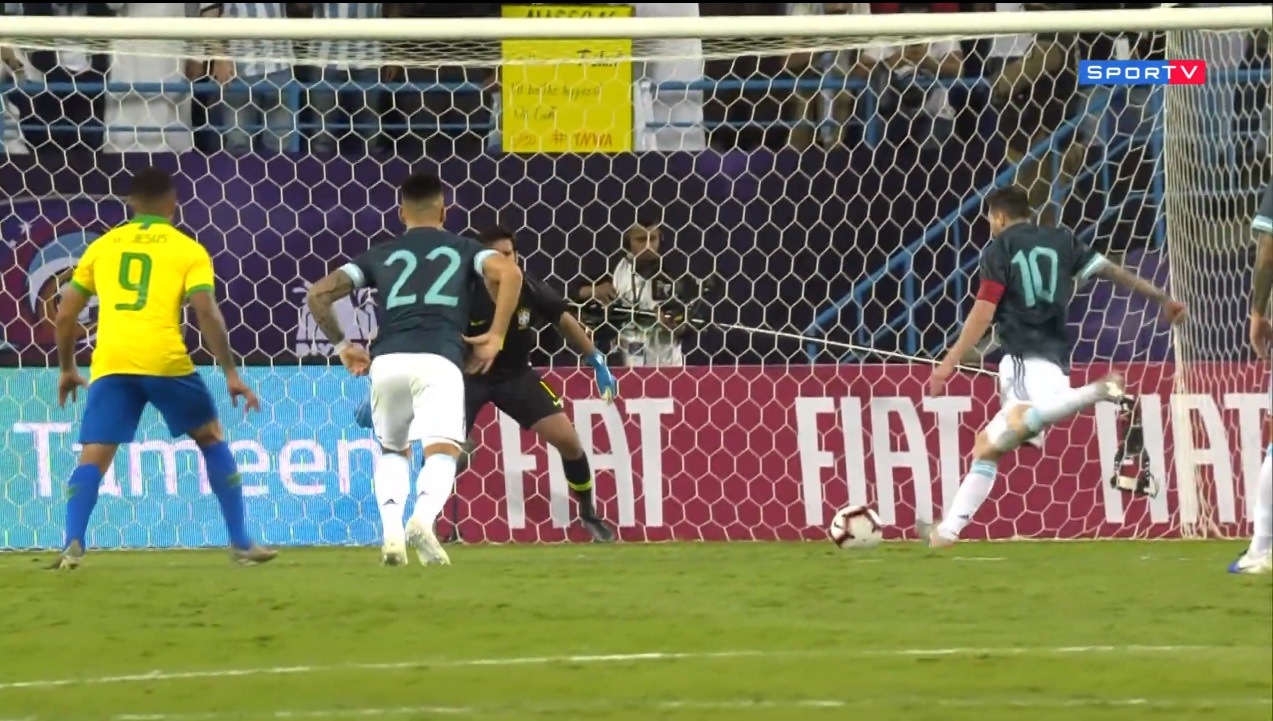 Lionel Messi bate pênalti, Alisson chega a defender, mas a bola voltou para o camisa 10 colocar no fundo das redes. (Foto: Reprodução/Sportv)