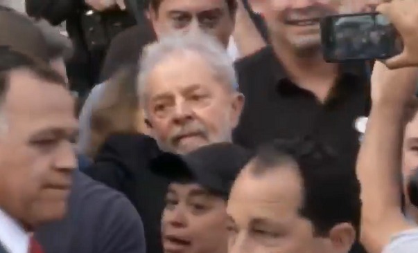 O ex-presidente Luiz Inácio Lula da Silva deixou a cadeia nesta sexta (8) após decisão da Justiça. (Foto: Reprodução/Facebook/Partido dos Trabalhadores)