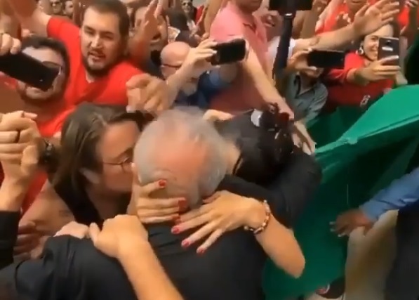 Lula foi recebido por apoiadores em São Bernardo do Campo. (Foto: Reprodução/Instagram)