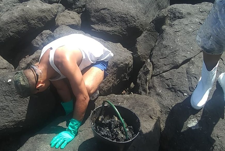 Óleo em Abrolhos, na Bahia (Foto: Divulgação/ Marinha do Brasil)