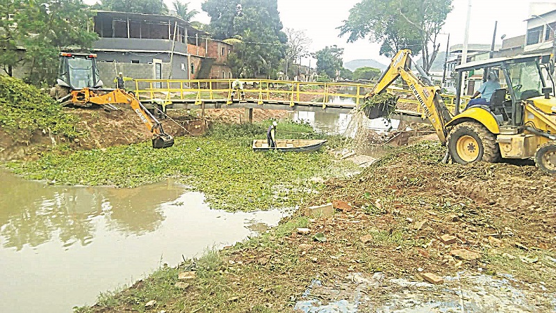 Máquinas retiraram vegetação e lixo do Rio Marinho, reduzindo os danos causados pelas chuvas (Foto: Divulgação/PMVV)