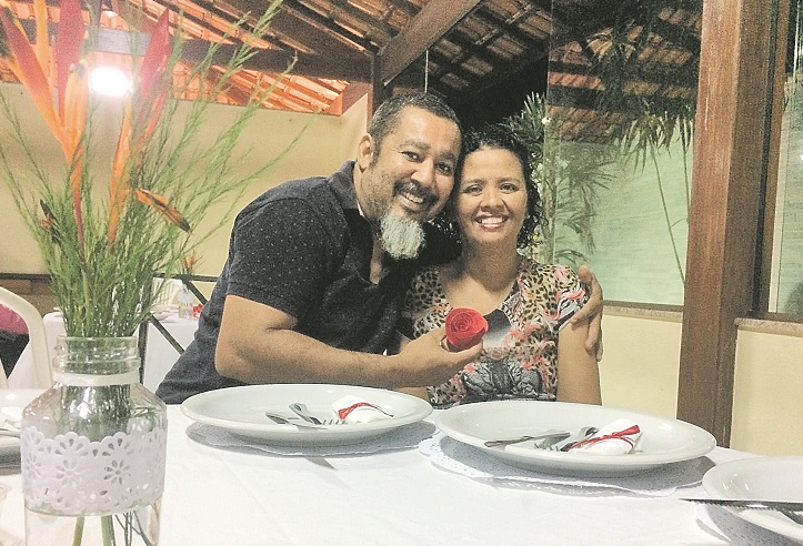 O músico Marcos Lira ao lado da mulher, Vanessa, que foi diagnosticada com esclerose lateral amiotrófica (ELA). (Foto: Acervo pessoal)