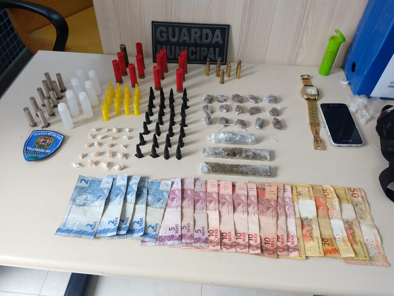 Material apreendido com suspeitos de tráfico no Morro do Soteco, em Vila Velha. (Foto: Divulgação/Guarda Municipal de Vila Velha)