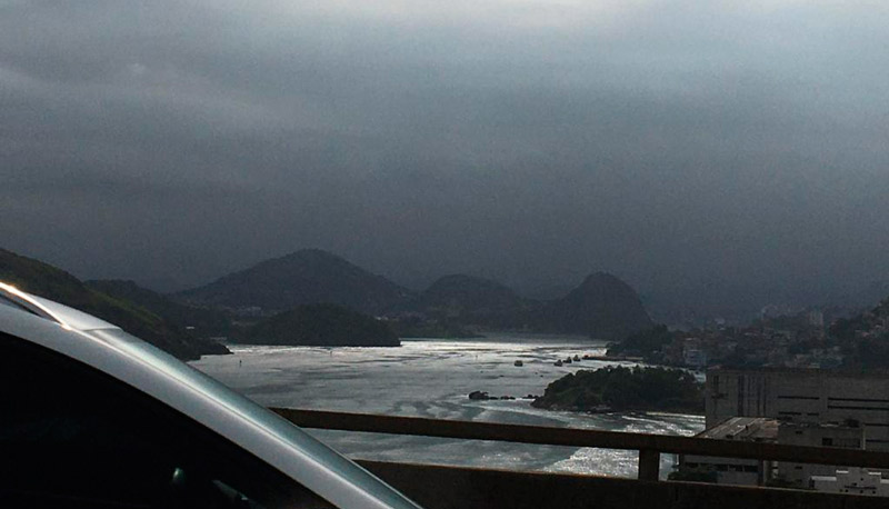 Foto de leitor mostra o céu nublado às 15h30 deste sábado (Foto: Compartilhado via WhatsApp)