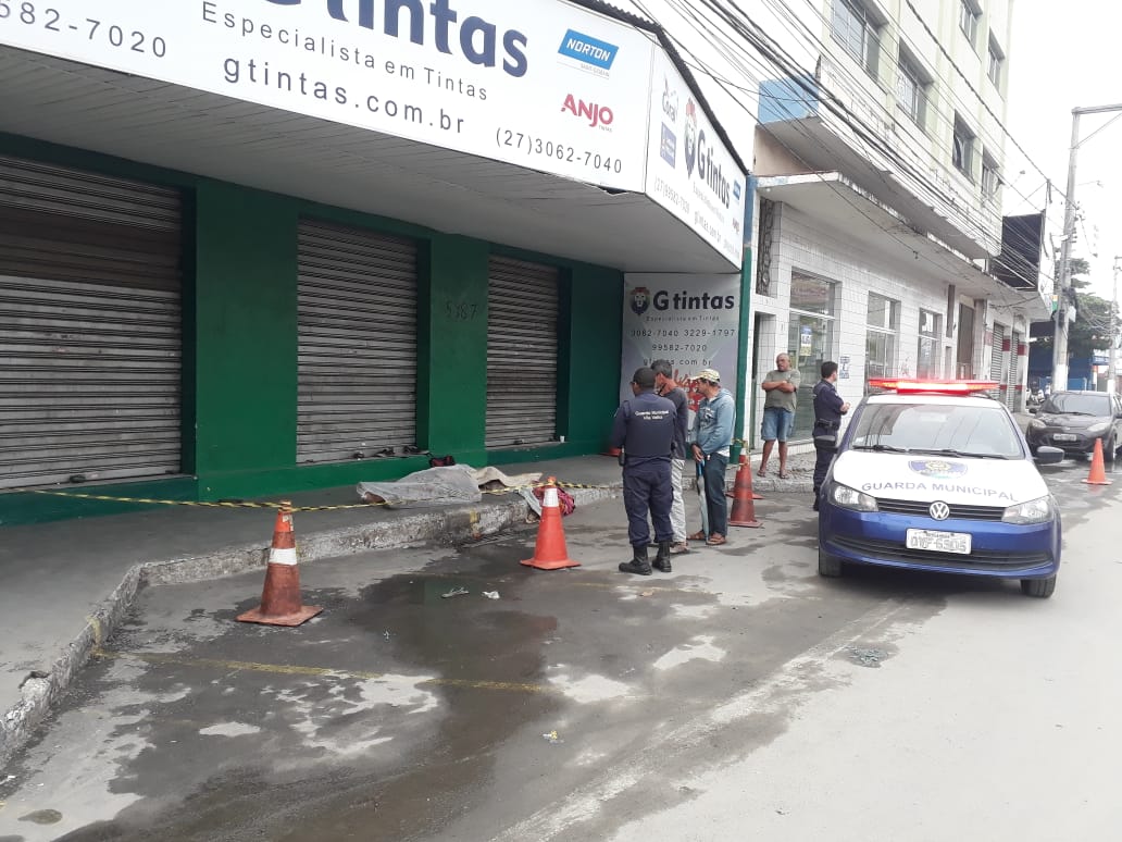 Morador de rua é encontrado morto em Vila Velha e suspeita é que causa da morte tenha sido hipotermia. (Foto: Patricia Maciel)