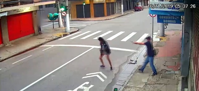 O crime foi registrado por câmeras de segurança (Foto: Videomonitoramento)