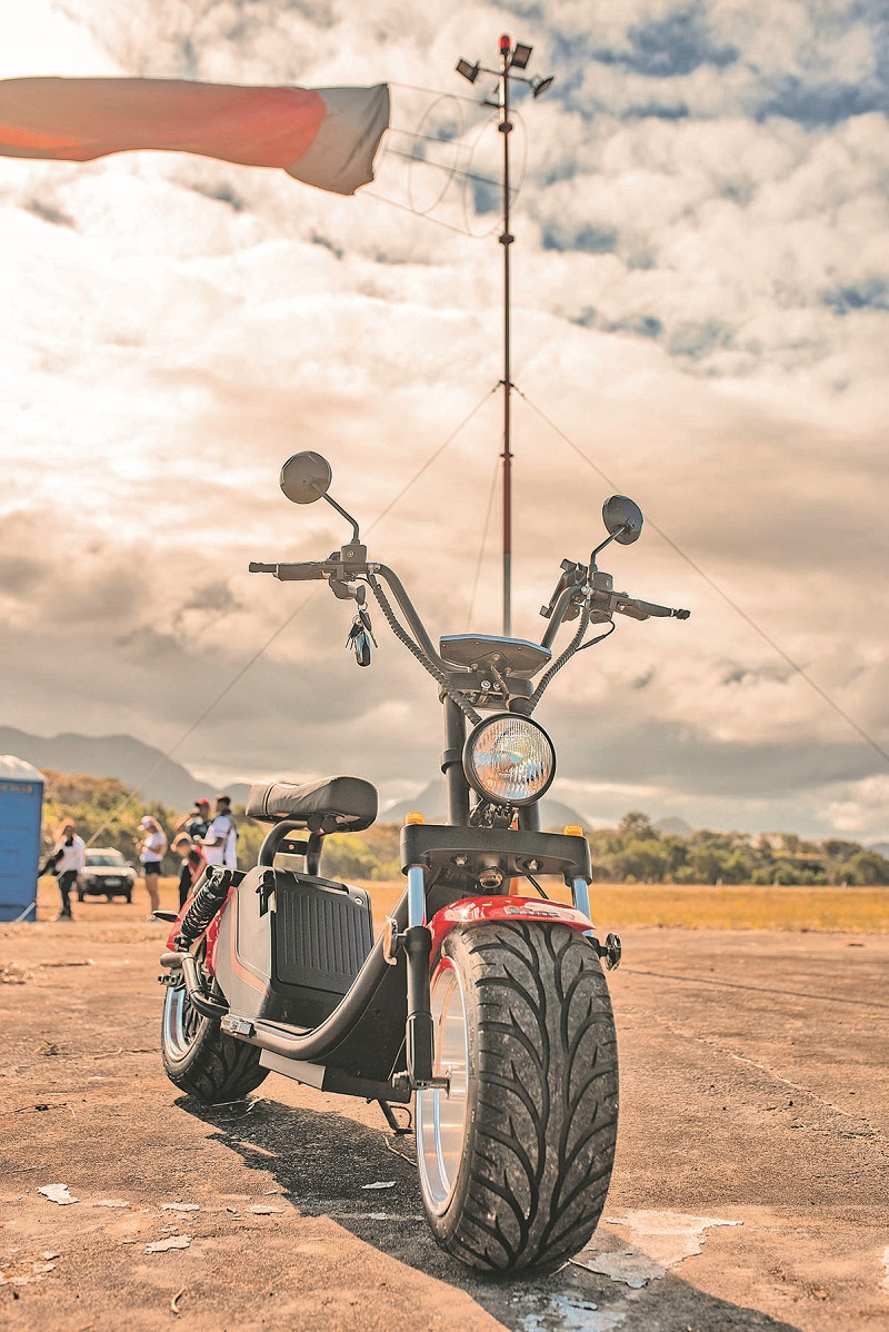 O modelo Scolter Neon Chubby 3 tem autonomia de 45 quilômetros  e atinge velocidade máxima de até 70 km/h (Foto: Divulgação)