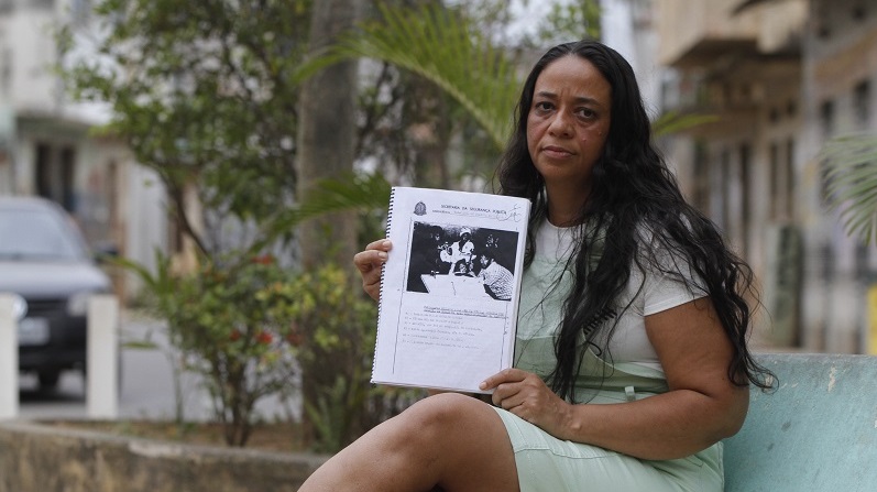 Simone mostra documento que encontrou durante suas buscas pela mãe (Foto: Thiago Coutinho/ AT/ 21/10/19)