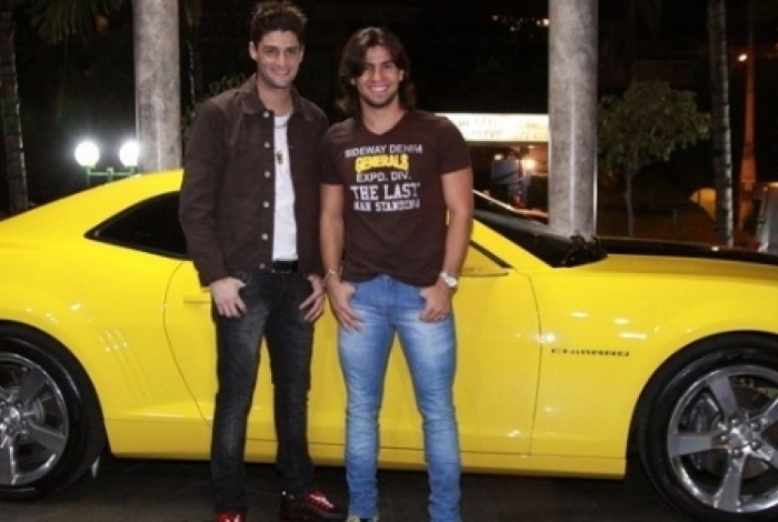 A dupla Munhoz e Mariano com o Camaro amarelo. (Foto: Reprodução)