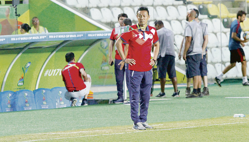 Musashi Mizushima à beira do campo durante a derrota do Tajiquistão para a seleção da Espanha (Foto: Leone Iglesias/AT)