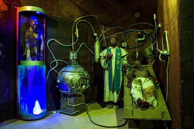 Monstros de filmes em exposição (Foto: Divulgação)