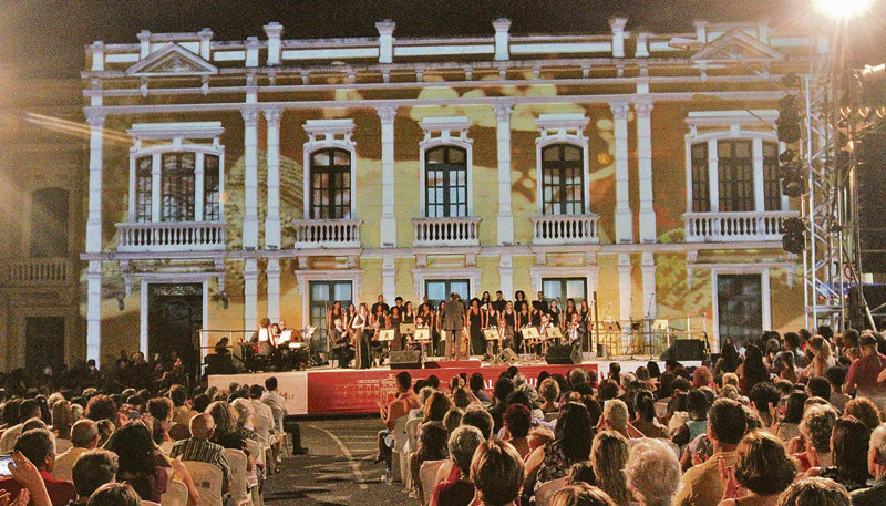 Natal Iluminado em frente ao Palácio Anchieta: noite mágica (Foto: Leone Iglesias / AT - 16/12/2018)