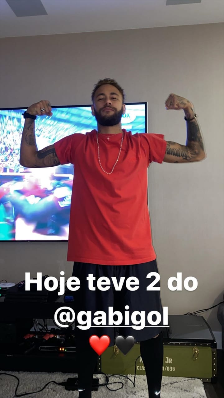 Neymar imitou o gesto do cunhado e marcou Gabigol (Foto: Reprodução / Instagram)