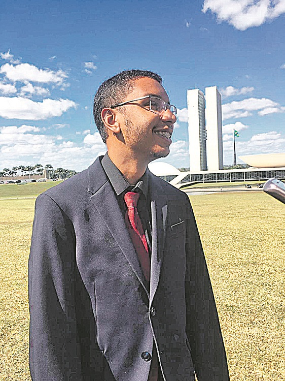 O estudante perto do prédio do Congresso Nacional, em Brasília, onde mora e estuda (Foto: Reprodução/Acervo Pessoal)
