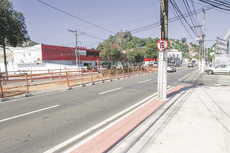 Novo cruzamento ficará entre as avenidas Vitória e Jair Etienne Dessaune. Ciclovia está em construção. (Foto: Dayana Souza)