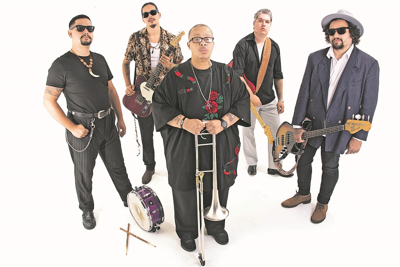 O americano Big James e a banda paulista The Simi Brothers prometem mistura de chicago blues soul com pitada de funk. (Foto: Divulgação)