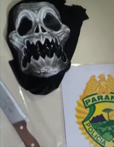 Máscara e faca supostamente utilizados pelo adolescente no crime (Foto: Reprodução/Youtube SBT)