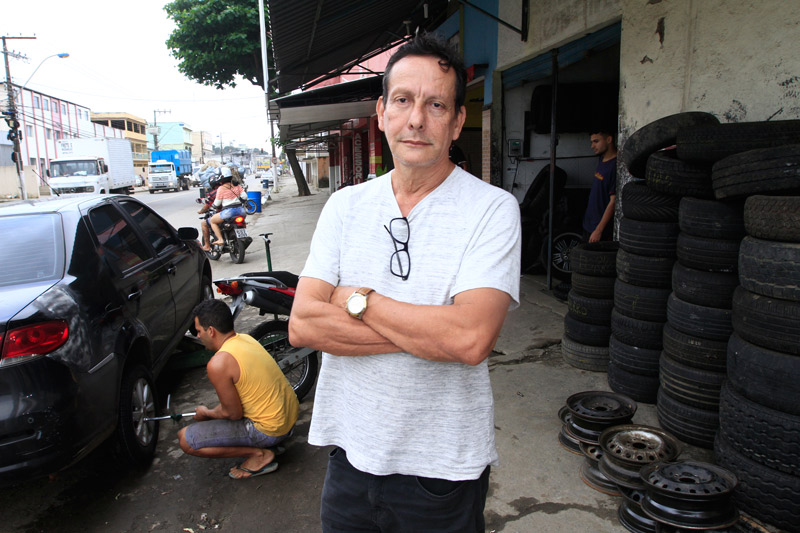 Marcos teve prejuízo que ultrapassa R$ 700 após dois pneus danificados (Foto: Dayana Souza / AT)