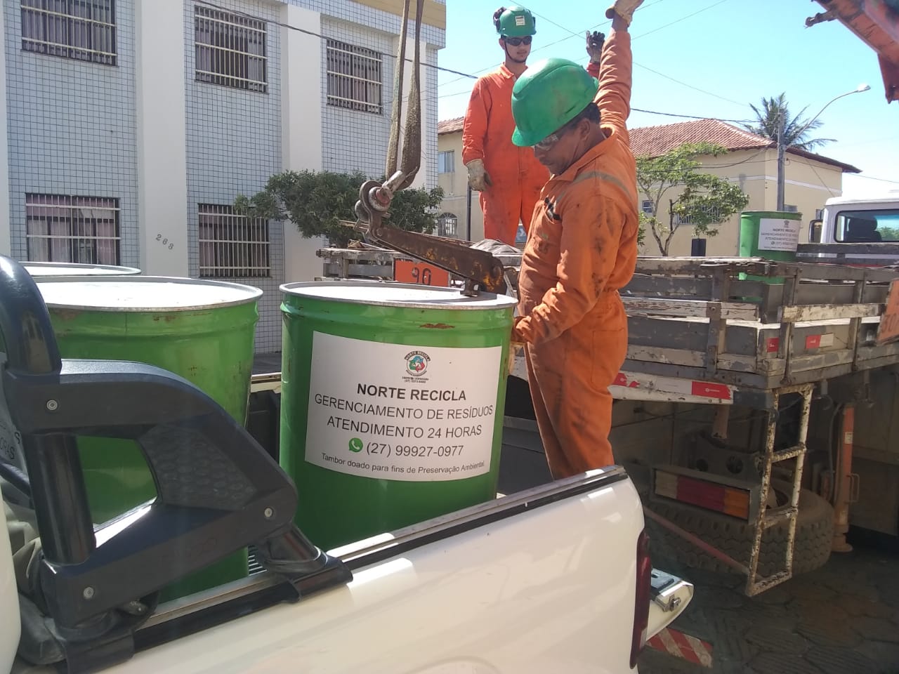 Cerca de 13 tambores de óleo retirados das praias de Conceição da Barra estão sendo transportados nesta quarta-feira (27) para um aterro em Vitória. (Foto: Divulgação/Prefeitura de Conceição da Barra)