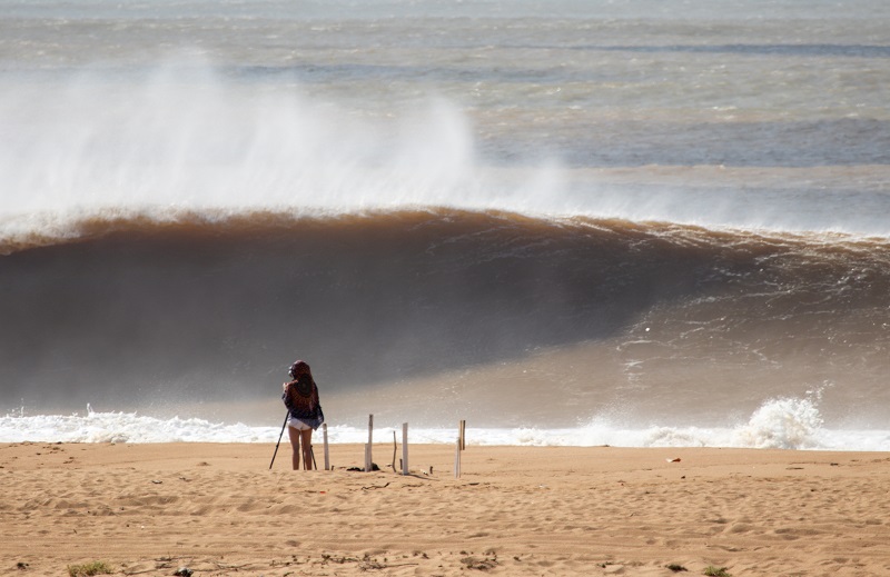 A fotógrafa e filmmaker Andressa Galvão é fotografada enquanto filma Francelino no mar (Foto: Divulgação/Diego Silva)