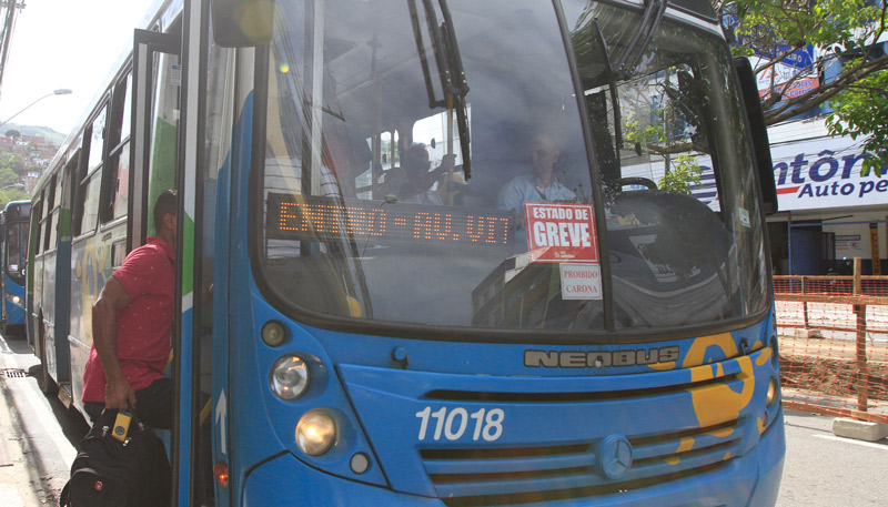 Ônibus circulam com informação sobre greve (Foto: Dayana Souza / AT)