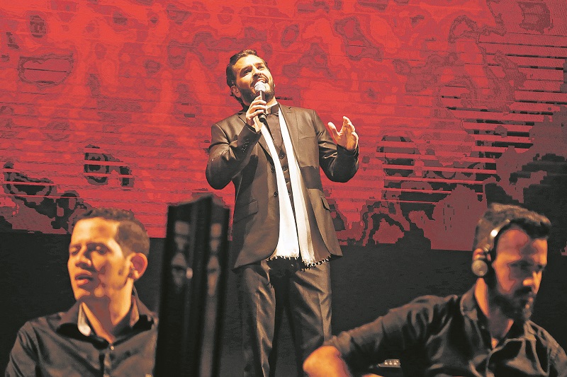 Padre Anderson Gomes canta rock no Teatro da Ufes. (Foto: Divulgação)