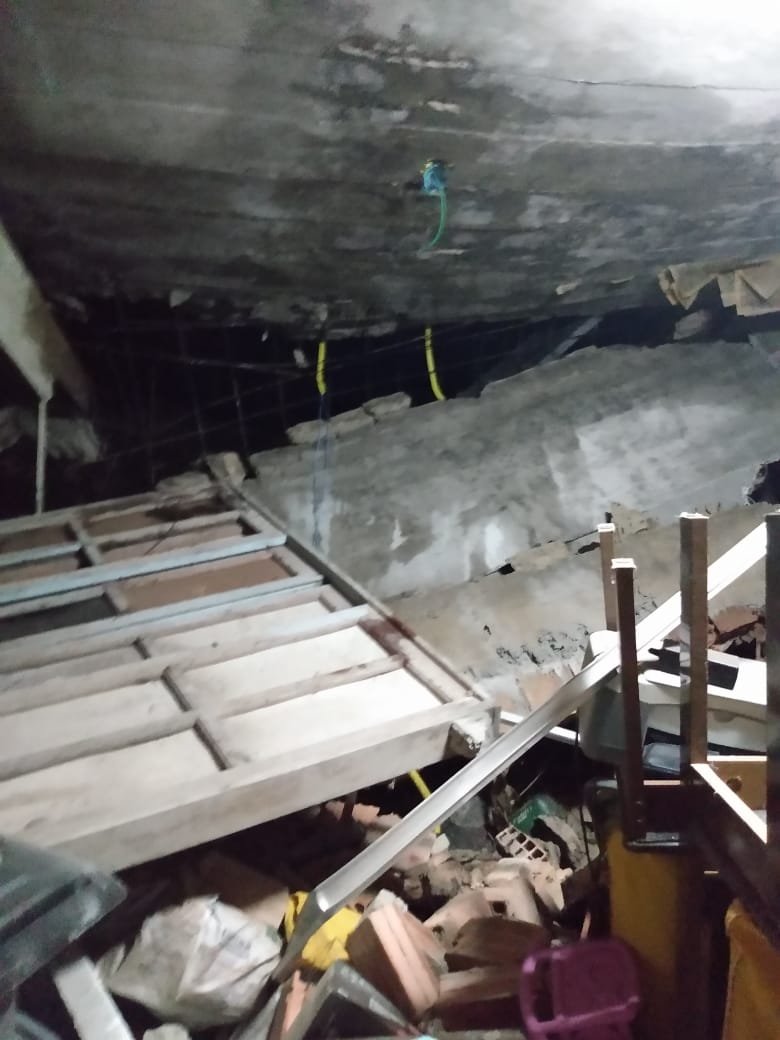 Pedra atingiu a laje da casa (Foto enviada por internauta)