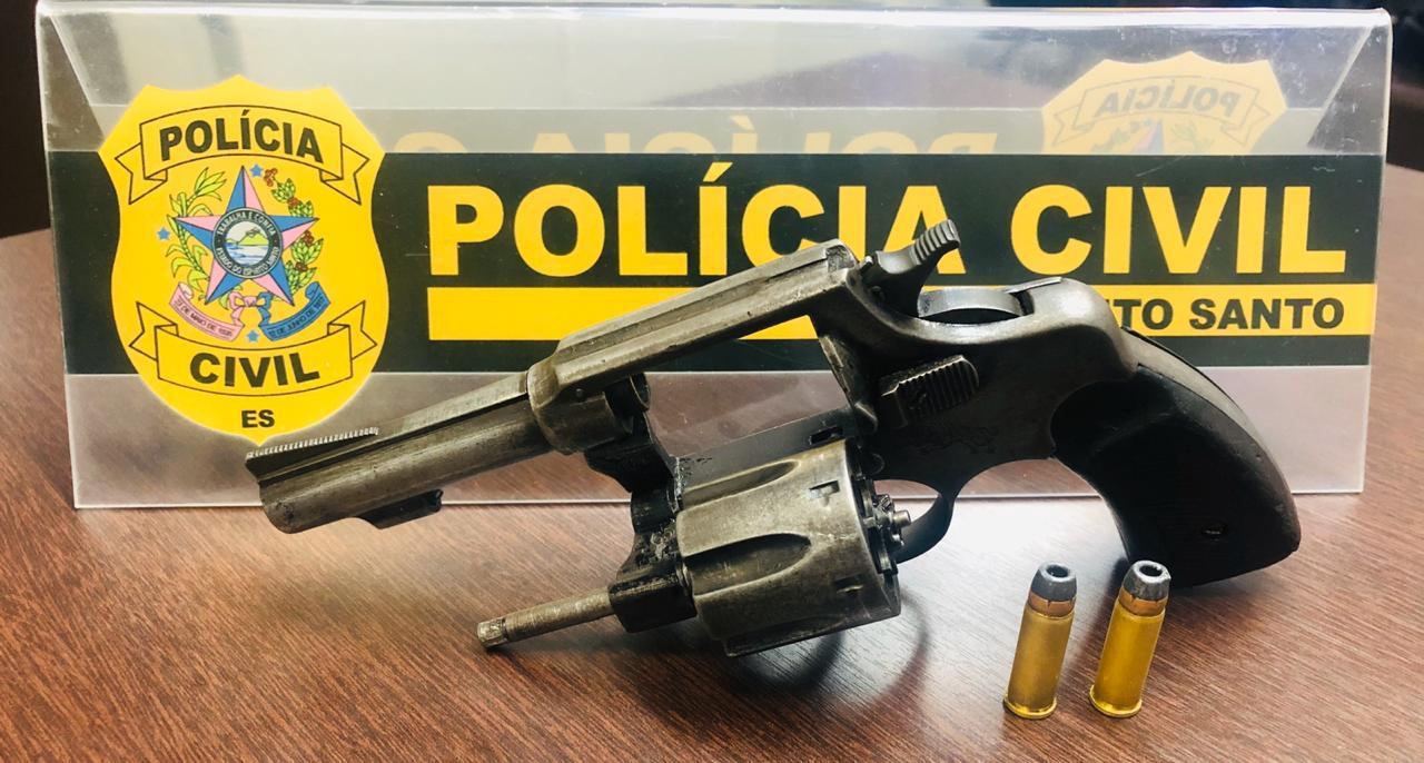 Arma foi encontrada na casa de um dos suspeitos (Foto: Divulgação/ PCES)