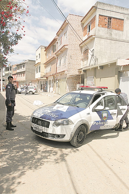 Ação da PM no local do crime (Foto: Fábio Nunes/AT)