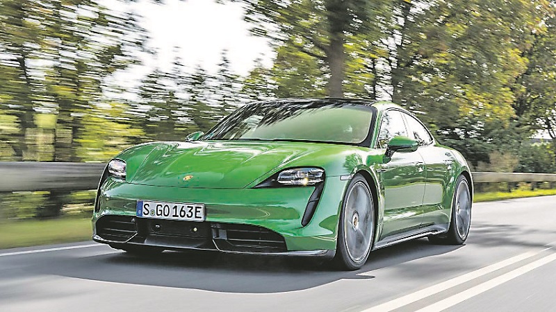 A Porsche entrou no grupo das fabricantes que fazem carros EVs com o Taycan, um sedã elétrico (Foto: Assessoria Porsche)