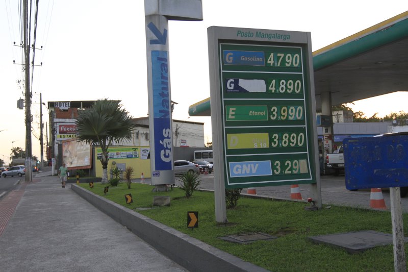 Gasolina comum vendida a R$ 4,79 o litro na Serra. (Foto: Dayana Souza/AT)