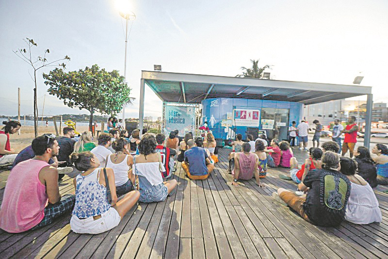 Praia de Camburi conta com alongamento e ginástica, entre outras atividades (Foto: Arquivo/AT)