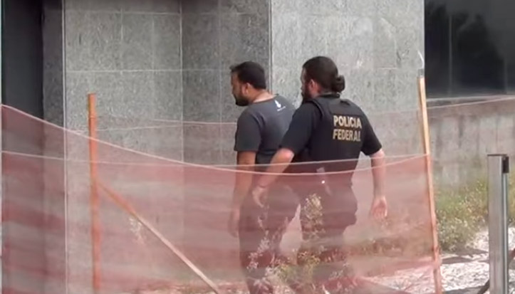 Preso é conduzido pela Polícia Federal (Foto: Reprodução / SBT)
