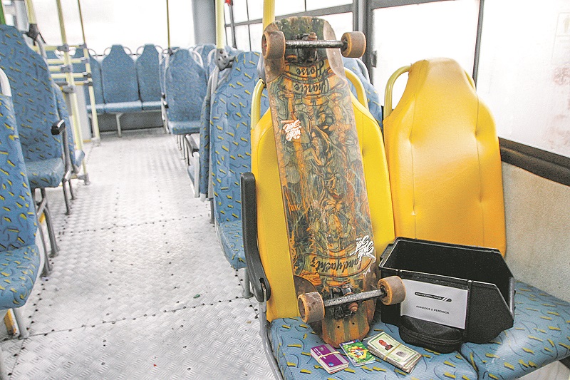 Skate, cartões de crédito, cartão de passagem e documentos estão na lista de objetos esquecidos por passageiros. (Foto: Thiago Coutinho/AT)