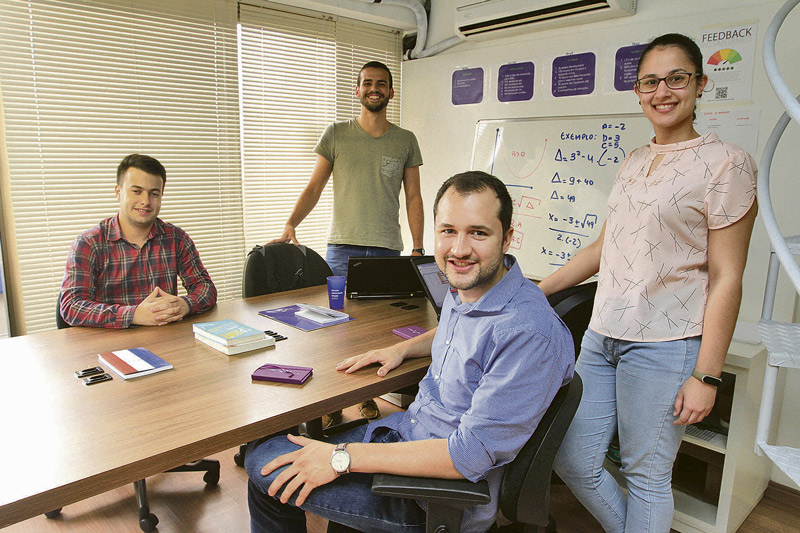 Welton, Peter, Caroline e Murilo desenvolvem plano específico de reforço escolar para cada estudante (Foto: Dayana Souza / AT)