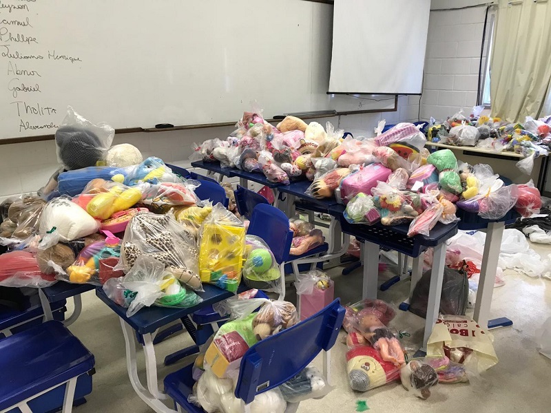 Alguns os brinquedos arrecadados e consertados pelos alunos (Foto: Reprodução/Twitter)